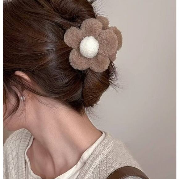 Set of 3 Piper K Plush Flower Hair Claw Clips in Beige, Pink, and Taupe, NWT - Picture 1 of 5